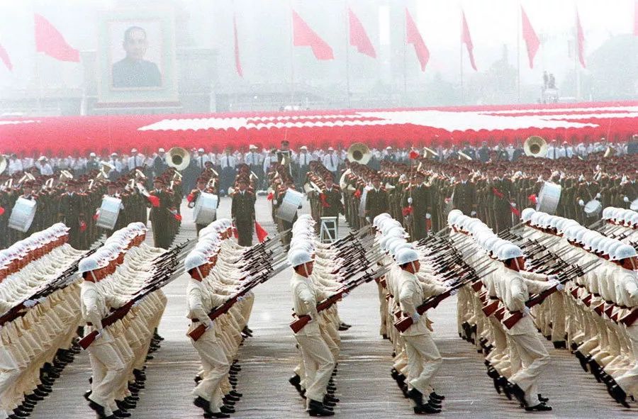 中國(guó)閱兵史上的霸氣瞬間，回顧1984年的閱兵盛況，中國(guó)閱兵史上的霸氣瞬間，回顧1984年閱兵盛況的震撼瞬間