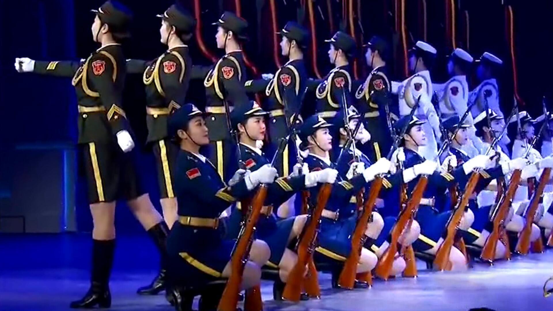 三軍女兵隊(duì)跳舞，展現(xiàn)力量與柔美的完美結(jié)合，三軍女兵隊(duì)舞蹈，力量與柔美的完美交融