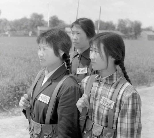 中國(guó)女兵老照片，歷史中的巾幗英雄形象展現(xiàn)，中國(guó)女兵老照片，歷史巾幗英雄形象展
