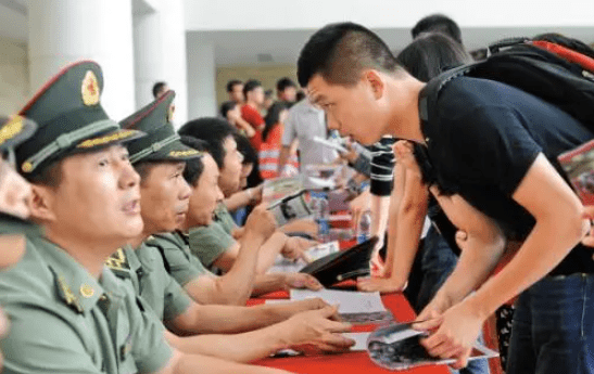 本科畢業(yè)大學(xué)生當(dāng)兵政策2021，機(jī)遇與挑戰(zhàn)并存，本科畢業(yè)大學(xué)生當(dāng)兵政策2021，機(jī)遇與挑戰(zhàn)并存解析