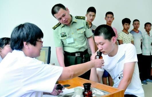 男兵體檢的尷尬圖，理解與尊重的重要性，男兵體檢中的尊重與理解的必要性，尷尬瞬間的思考