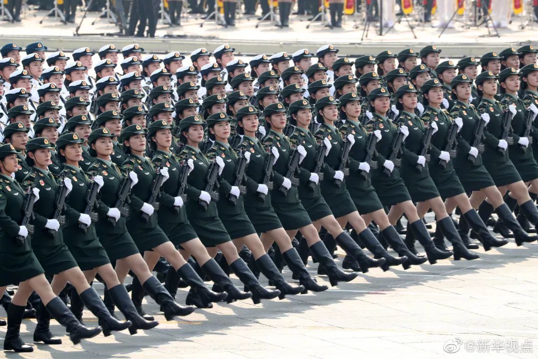 國慶閱兵女兵方隊(duì)視頻，展現(xiàn)新時(shí)代巾幗英雄風(fēng)采，國慶閱兵女兵方隊(duì)視頻，展現(xiàn)新時(shí)代巾幗英雄風(fēng)采閃耀閱兵場