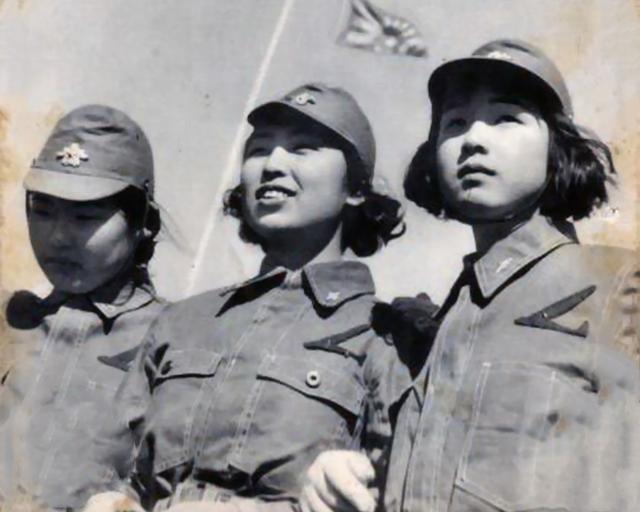中國女兵敬禮圖片，展現(xiàn)力量與榮耀的象征，中國女兵敬禮，力量與榮耀的展現(xiàn)
