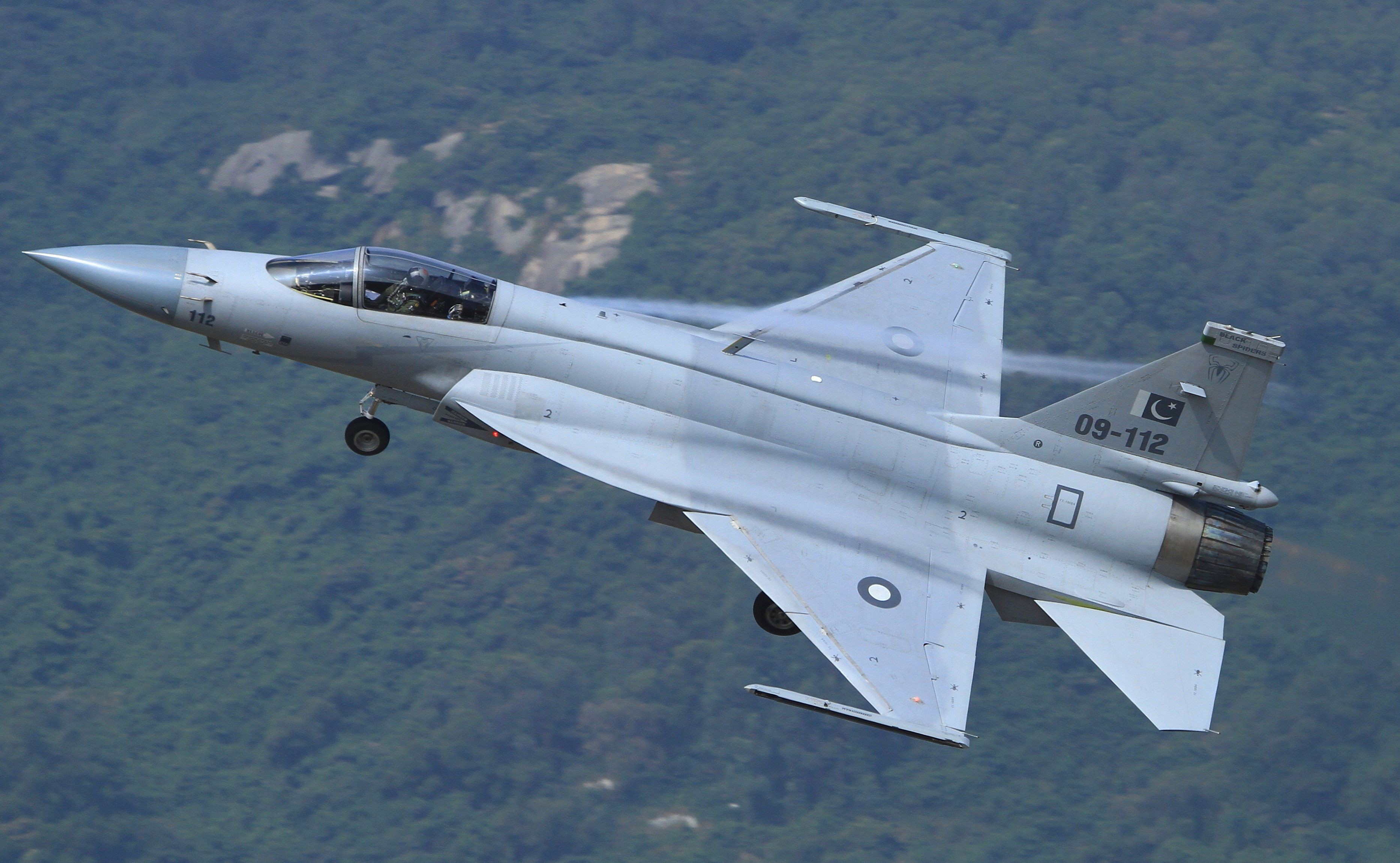 梟龍戰(zhàn)斗機(jī)圖片，展現(xiàn)中國(guó)空軍力量的驕傲，梟龍戰(zhàn)斗機(jī)風(fēng)采，中國(guó)空軍力量的驕傲圖片展示