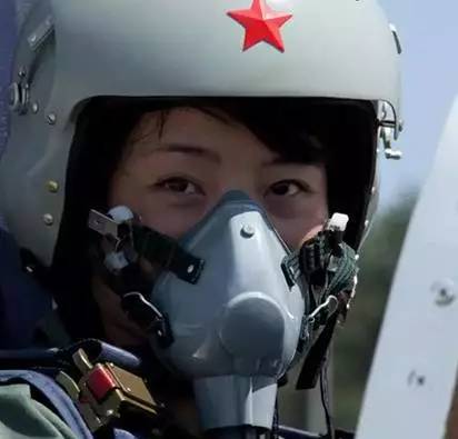揭秘殲-10女飛行員犧牲真相，英雄背后的故事令人動(dòng)容，揭秘殲-10女飛行員犧牲真相，英雄背后的感人故事